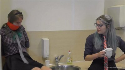 ሱሰኛ/ የታሰረ እና የተጨነቀች ሴት